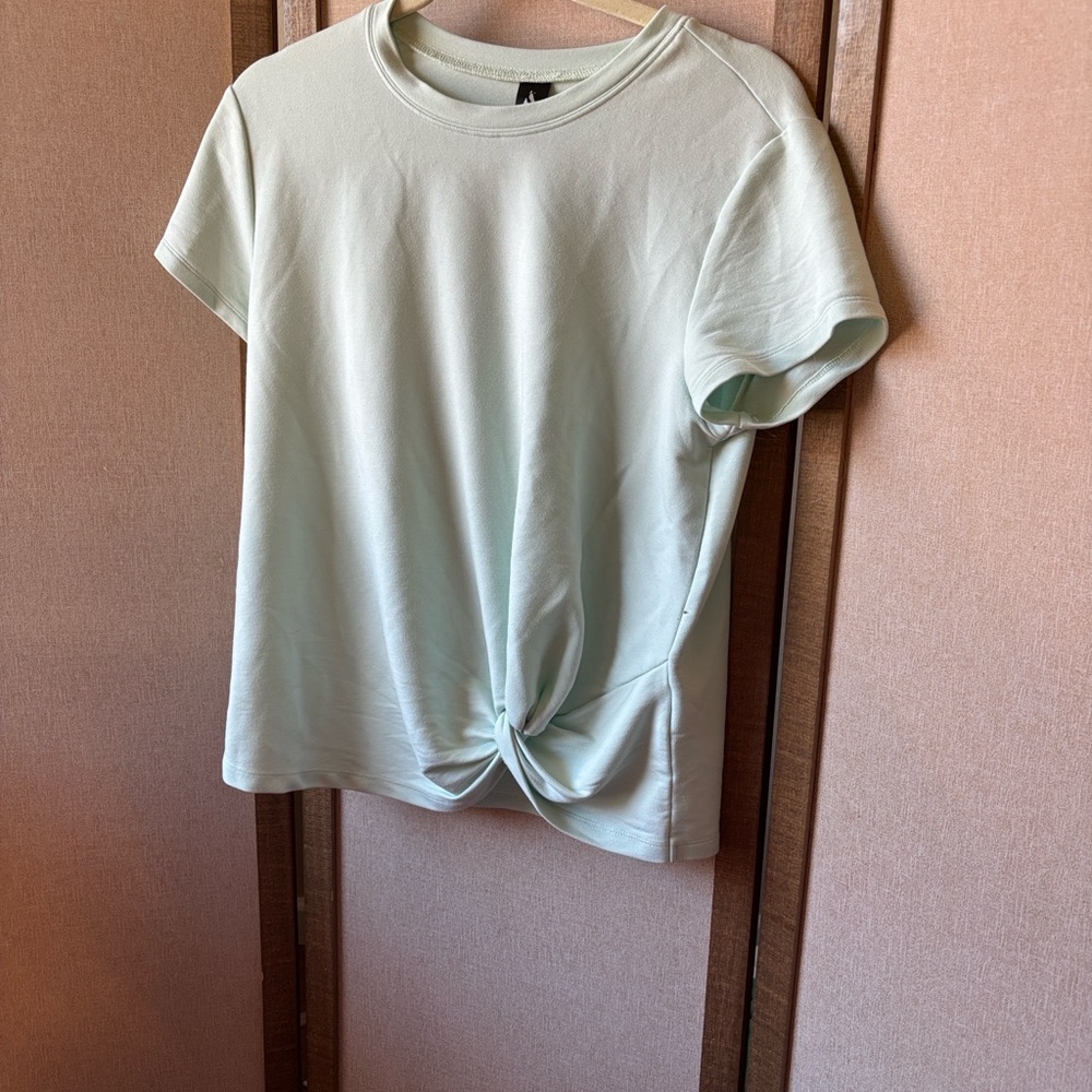 FINAL MARKDOWN Skechers Mint Twist Front Tee medium